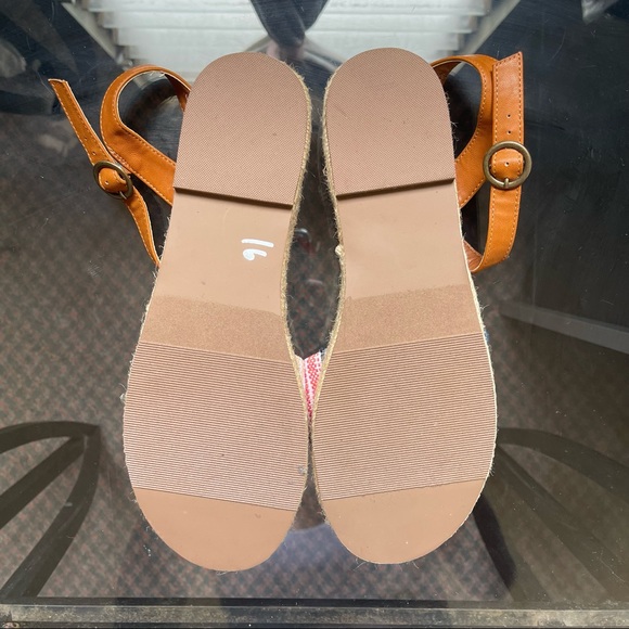 Multi-color Platform Sandals - Picture 2 of 4